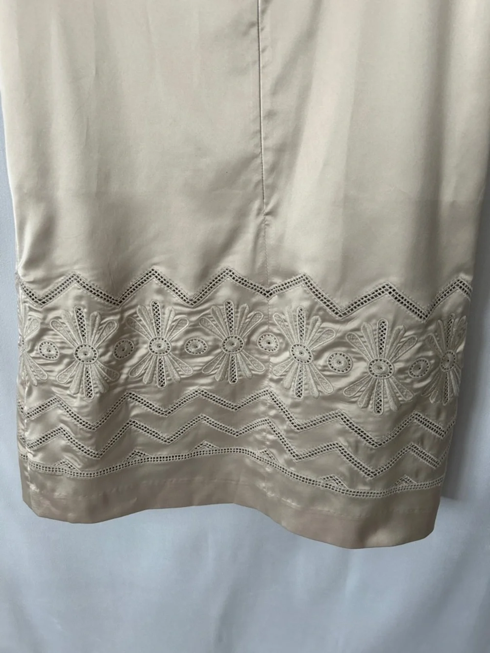 Chloé Luxurious Taupe Silk 3/4 Sleeve Floral Shift Sheath Mini Dress *Size 4* 🌺🌺 - Picture 8 of 9